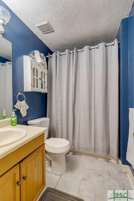130 N Leeds Gate Rd, Savannah, GA 31406 - bathroom featuring vanity, toilet, a textured ceiling, and curtained shower