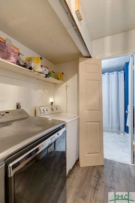 130 N Leeds Gate Rd, Savannah, GA 31406 - laundry area with washer and dryer, wood finished floors, and a textured ceiling