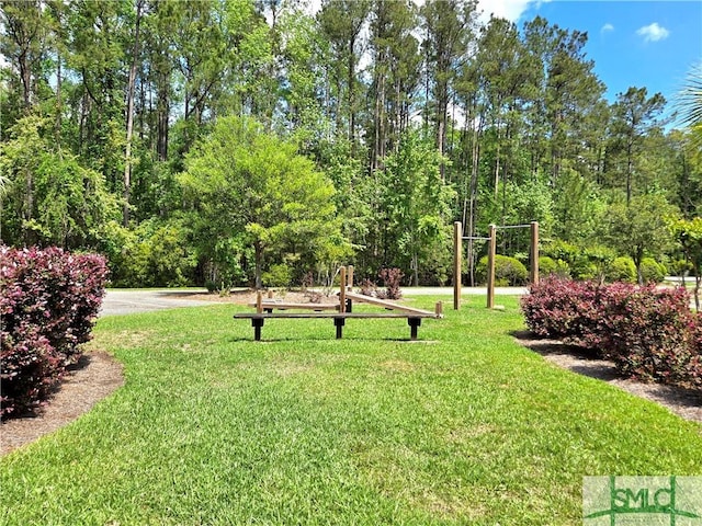 view of property's community featuring a yard