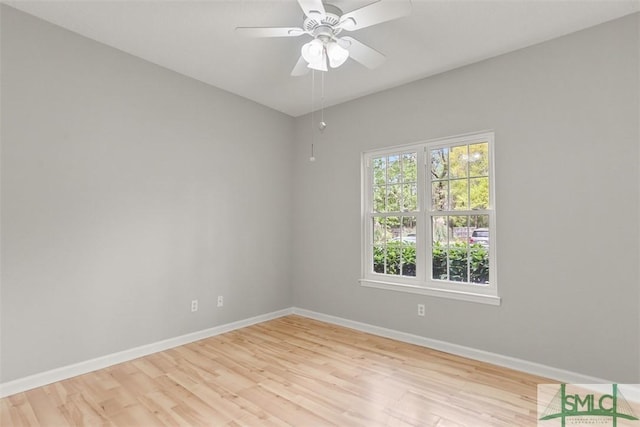 empty room featuring light wood-style flooring, baseboards, and a ceiling fan