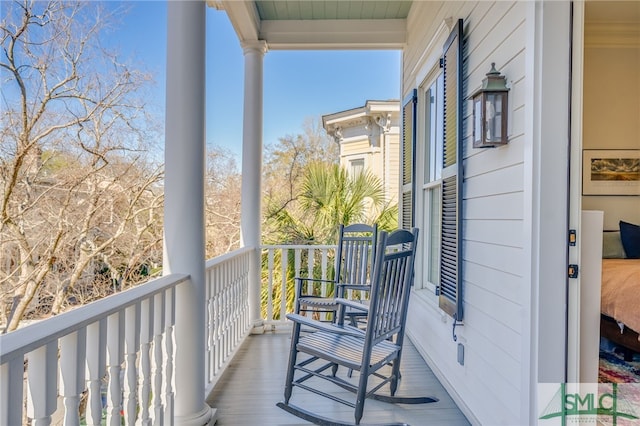 balcony featuring covered porch