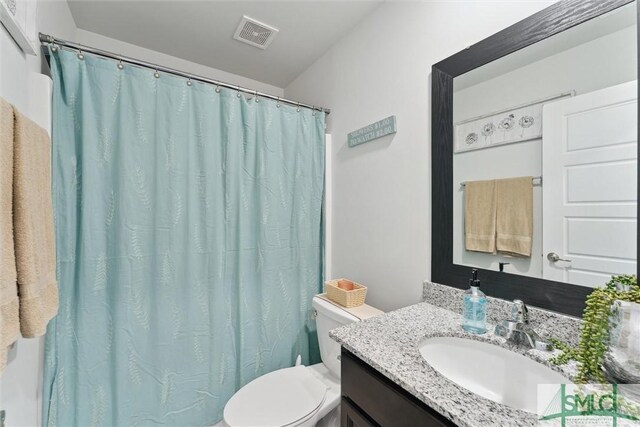 full bath with vanity, visible vents, a shower with curtain, and toilet