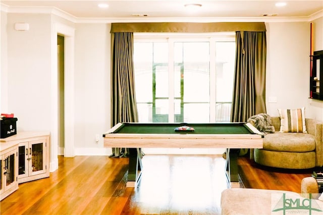 playroom featuring crown molding, pool table, wood finished floors, and visible vents