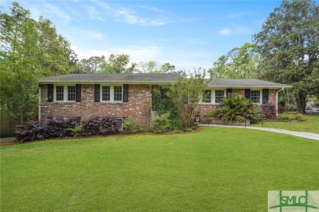 ranch-style house featuring a front lawn and brick siding