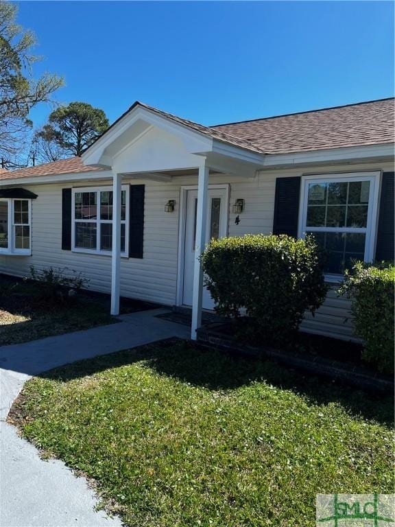 4 Friar Tuck Dr, Savannah, GA 31406 - view of front of property featuring a front lawn and roof with shingles