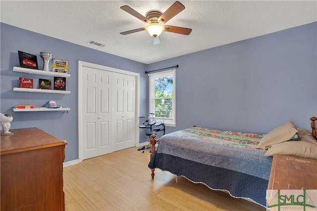 5 Wigmore Cir, Savannah, GA 31410 - bedroom with light wood-type flooring, a closet, a textured ceiling, visible vents, and baseboards