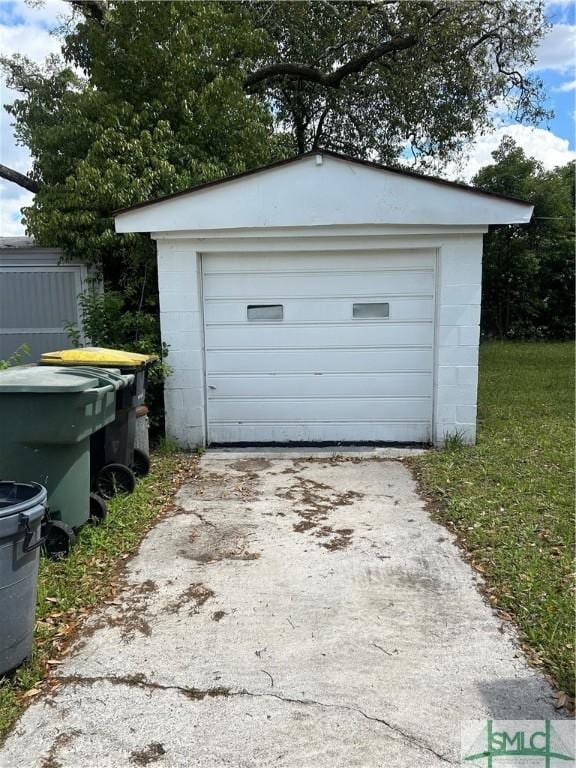 30 Lawton Ave, Savannah, GA 31404 - detached garage featuring concrete driveway
