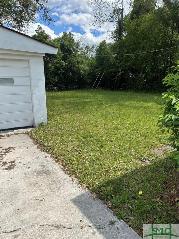30 Lawton Ave, Savannah, GA 31404 - view of yard with a garage