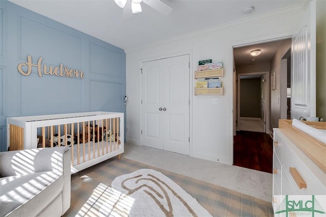 bedroom featuring ornamental molding, baseboards, a closet, and ceiling fan