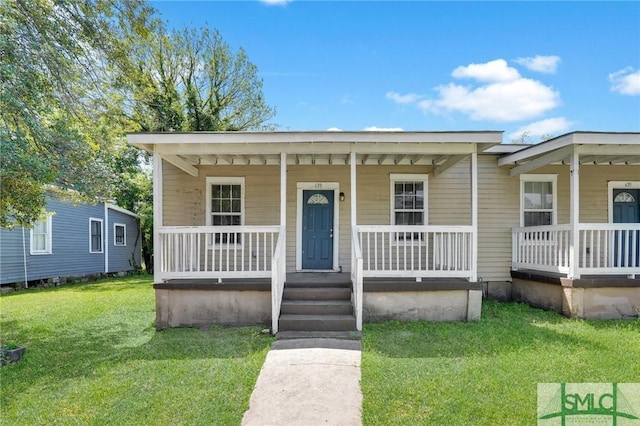 633 W 39th St, Savannah, GA 31415 - bungalow-style home with a front yard and a porch