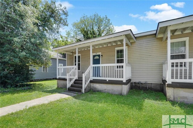 633 W 39th St, Savannah, GA 31415 - view of front of home with covered porch and a front yard