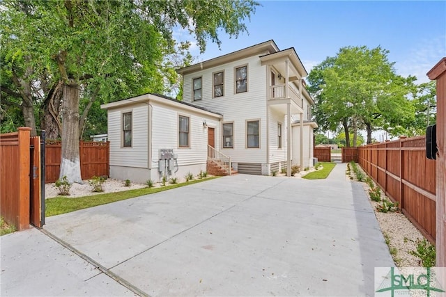 view of front facade with fence private yard and a balcony