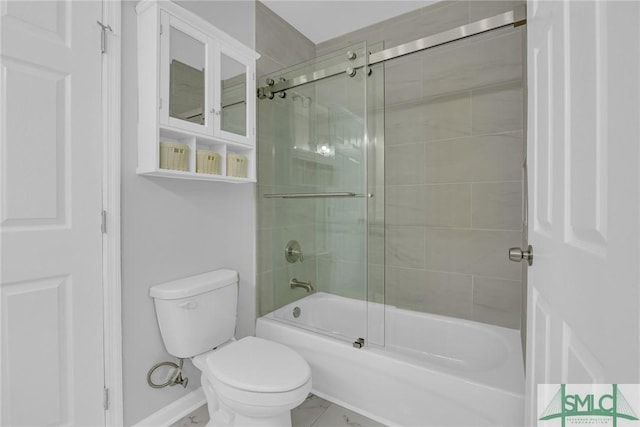 full bath featuring bath / shower combo with glass door, baseboards, and toilet