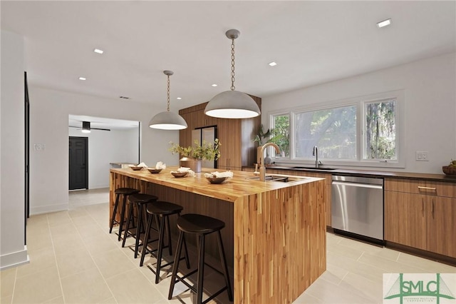 kitchen featuring a sink, modern cabinets, a breakfast bar area, and dishwasher