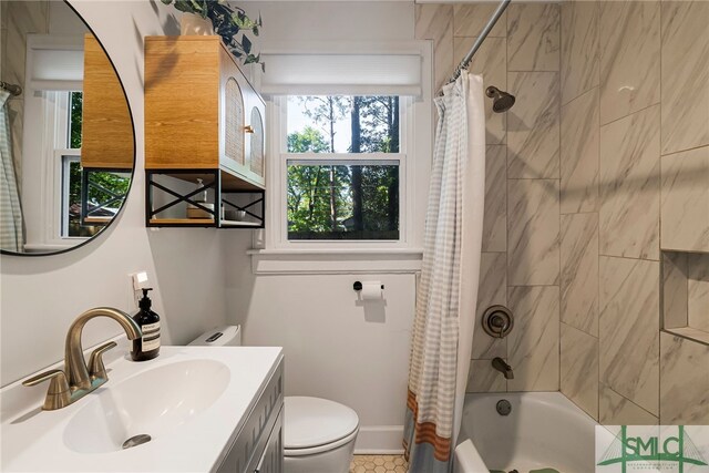 full bath featuring baseboards, shower / tub combo with curtain, toilet, and vanity