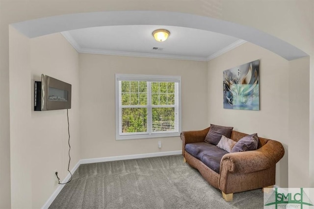 living area featuring arched walkways, carpet, baseboards, ornamental molding, and visible vents