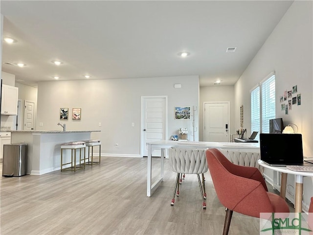 living area featuring recessed lighting, light wood-style flooring, baseboards, and visible vents
