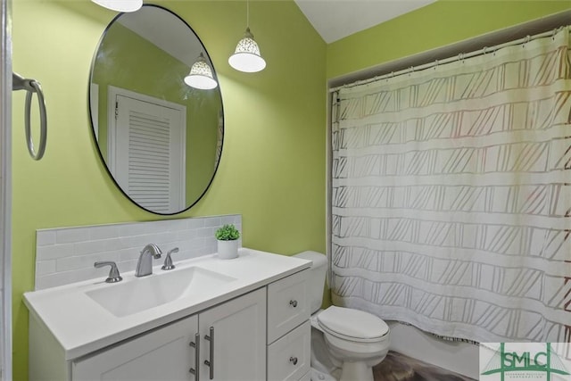 512 Winwood Pl, Savannah, GA 31419 - full bath featuring toilet, decorative backsplash, vanity, and a shower with shower curtain