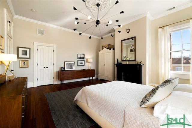 bedroom with a chandelier, visible vents, crown molding, and dark wood-style flooring