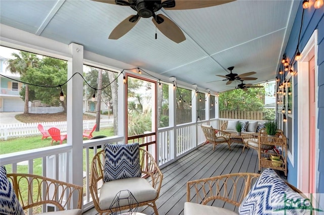 sunroom with ceiling fan