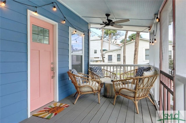 sunroom with ceiling fan
