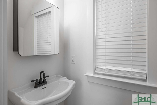 1203 E Bolton St, Savannah, GA 31404 - bathroom with a sink