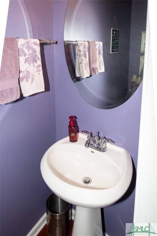 bathroom with baseboards