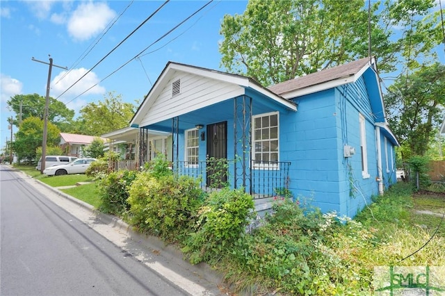 627 W 48th St, Savannah, GA 31405 - bungalow-style house featuring a porch and a shingled roof