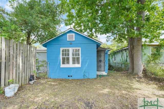 627 W 48th St, Savannah, GA 31405 - back of property with fence and crawl space