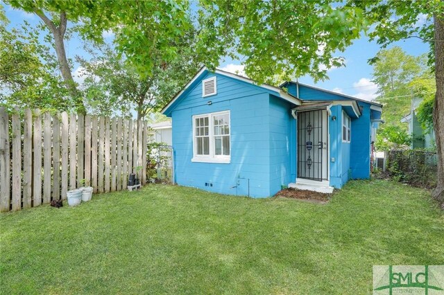 627 W 48th St, Savannah, GA 31405 - back of property featuring fence and a yard