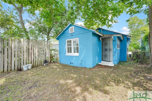 627 W 48th St, Savannah, GA 31405 - rear view of property with fence