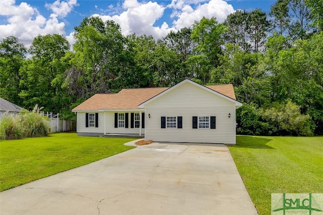 126 Four Oaks Ct, Rincon, GA 31326 - ranch-style home with a front yard, driveway, and fence