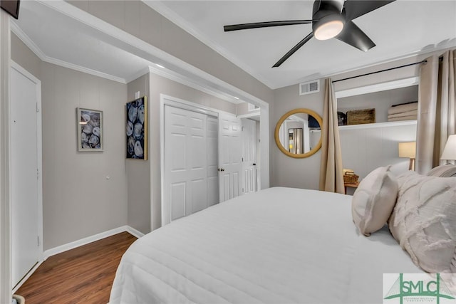 1217 Bay St Unit 230A, Tybee Island, GA 31328 - bedroom featuring dark wood-style flooring, crown molding, a ceiling fan, visible vents, and baseboards