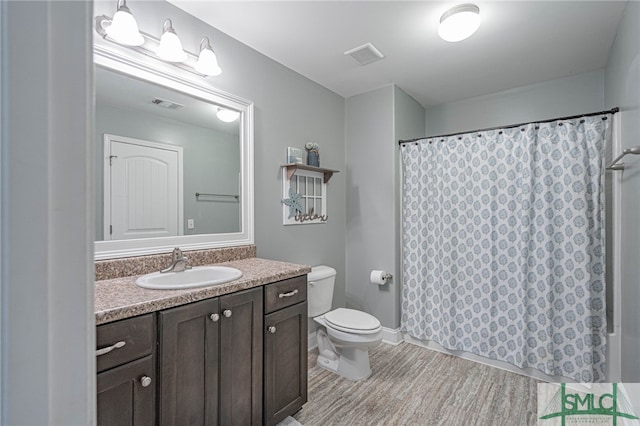full bathroom featuring visible vents, toilet, a shower with curtain, and vanity