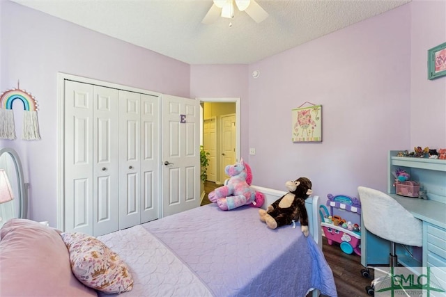 bedroom with wood finished floors, a ceiling fan, and a closet