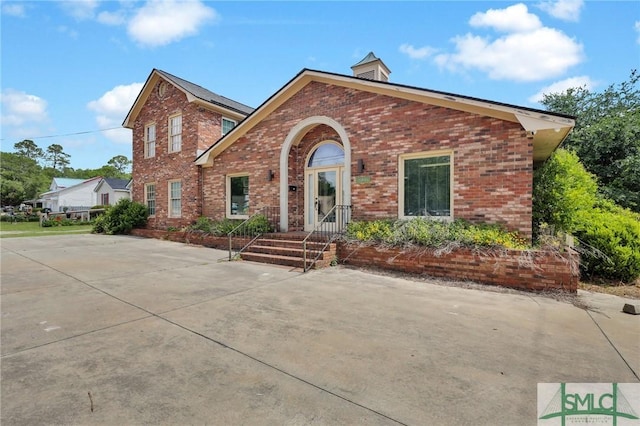 view of front facade featuring brick siding