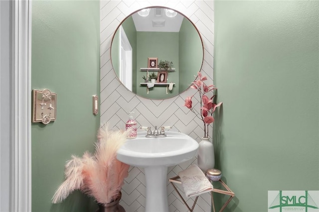 bathroom featuring tasteful backsplash