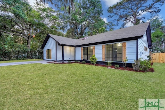 4 Quail Trl, Savannah, GA 31406 - ranch-style house with fence, roof with shingles, and a front yard