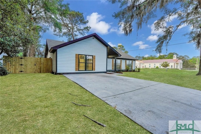 4 Quail Trl, Savannah, GA 31406 - rear view of property featuring a lawn, fence, and driveway