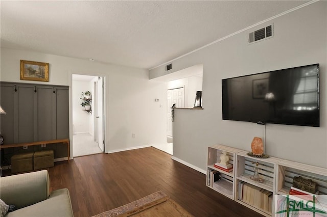 401 N Cromwell Rd Unit P-5, Savannah, GA 31410 - living room with baseboards, a textured ceiling, wood finished floors, and visible vents