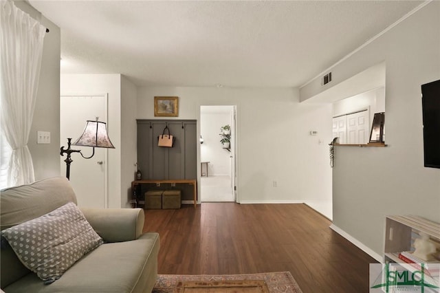 401 N Cromwell Rd Unit P-5, Savannah, GA 31410 - living area featuring visible vents, baseboards, and wood finished floors