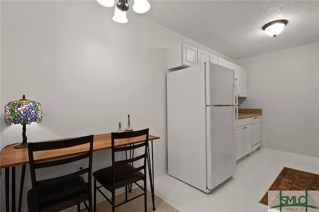401 N Cromwell Rd Unit P-5, Savannah, GA 31410 - dining area featuring a textured ceiling