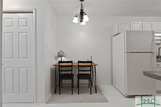 401 N Cromwell Rd Unit P-5, Savannah, GA 31410 - dining area featuring baseboards and an inviting chandelier