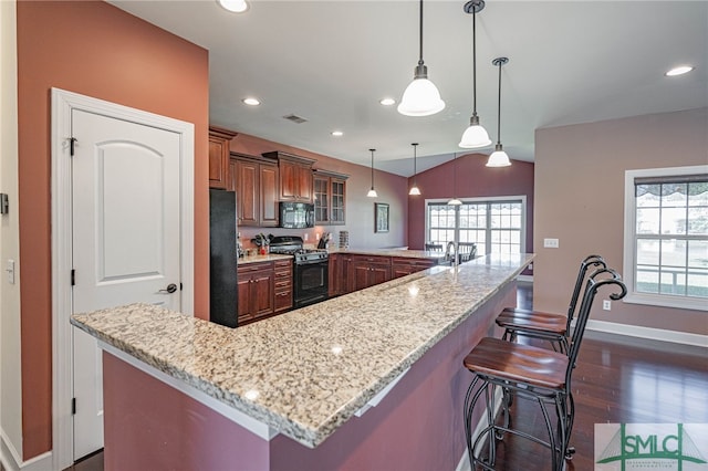 23 Olde Gate Ct, Pooler, GA 31322 - kitchen with black appliances, baseboards, a kitchen bar, a peninsula, and recessed lighting
