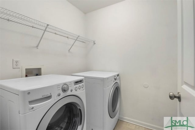 laundry room featuring laundry area, baseboards, and independent washer and dryer