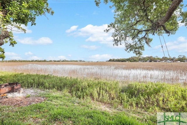 view of yard featuring a water view