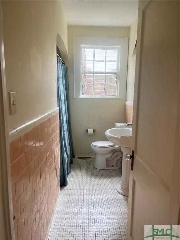 1901 E Anderson St E, Savannah, GA 31404 - full bathroom with toilet, curtained shower, a sink, and a wainscoted wall