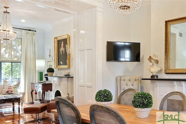 living area featuring crown molding, a notable chandelier, wood finished floors, and visible vents