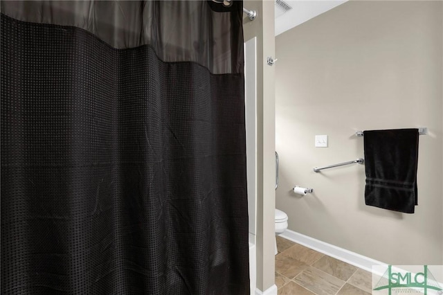 full bath featuring tile patterned flooring, toilet, a shower with shower curtain, baseboards, and visible vents