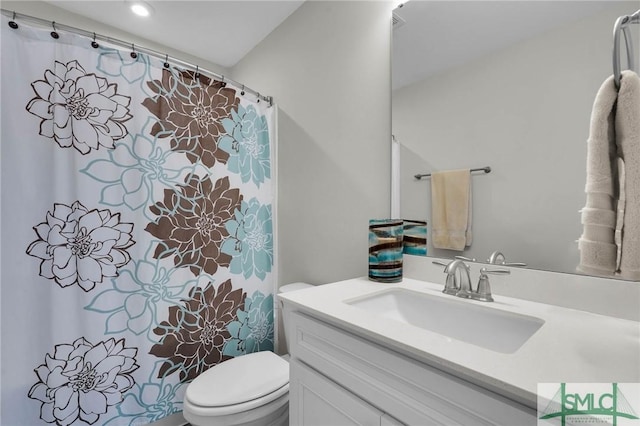 130 Canter Ct, Savannah, GA 31406 - bathroom featuring toilet, vanity, recessed lighting, and curtained shower